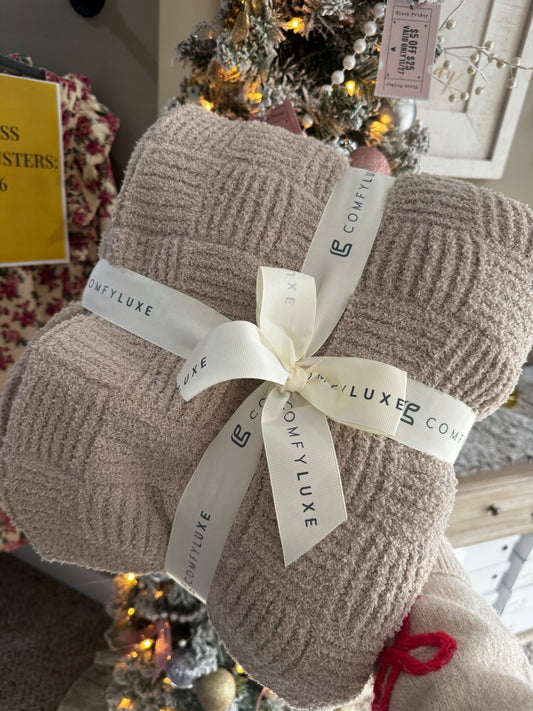 Solid Checkered Fabric Comfy Luxe Blanket