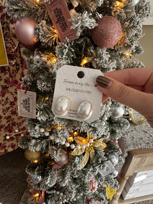 Mollie Elegant Pearl Stud