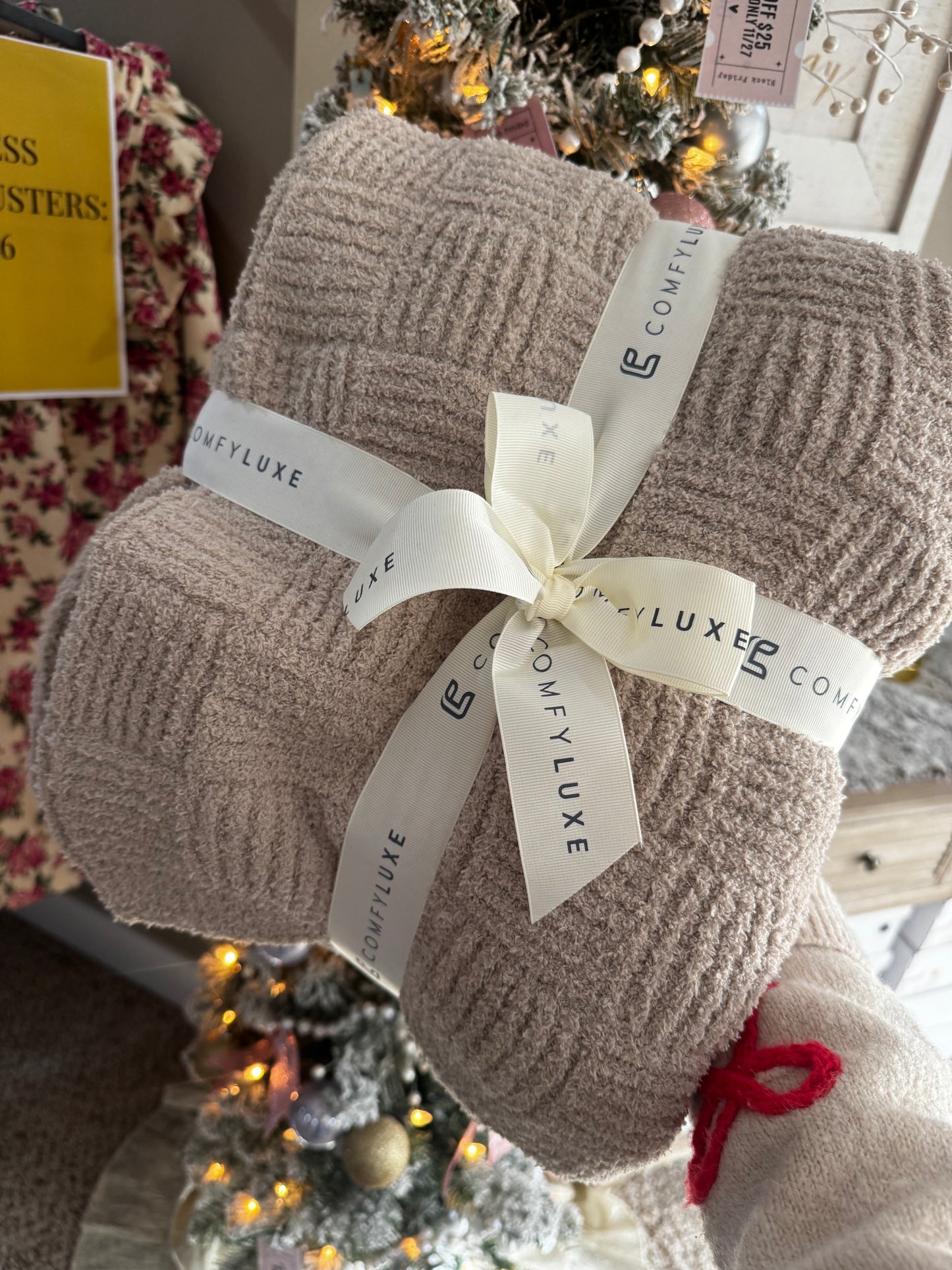 Solid Checkered Fabric Comfy Luxe Blanket